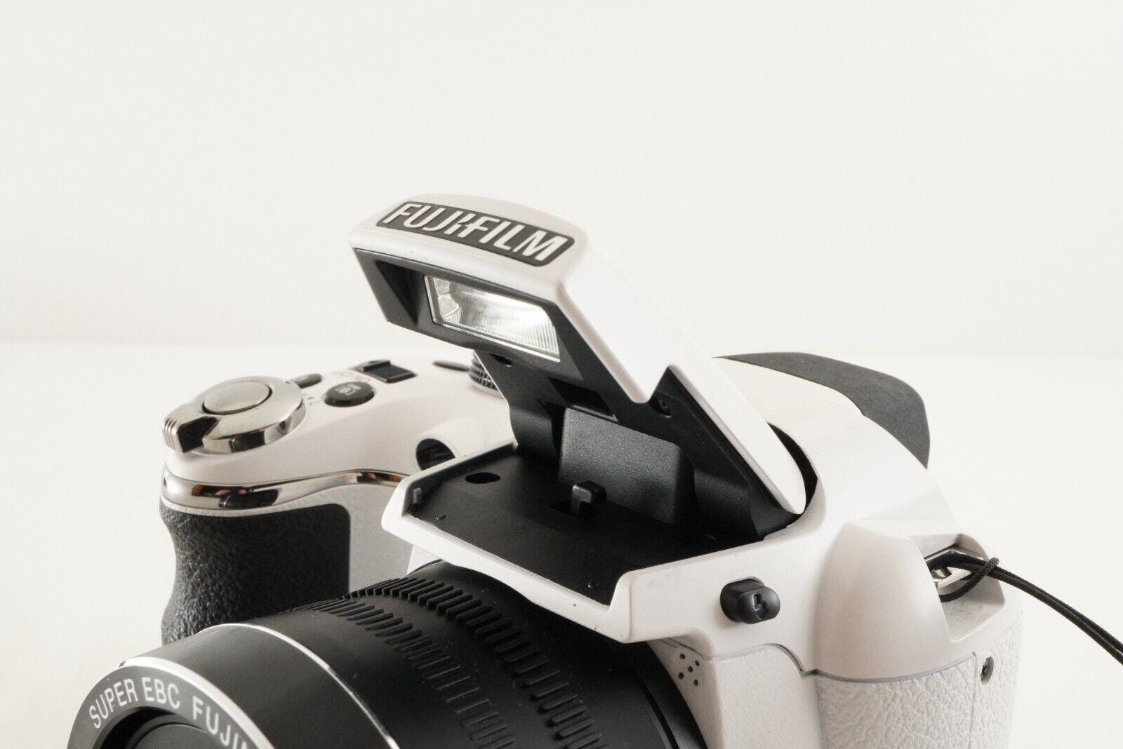 FUJIFILM Finepix S4500 White With 4GB Sdhc Card Digital