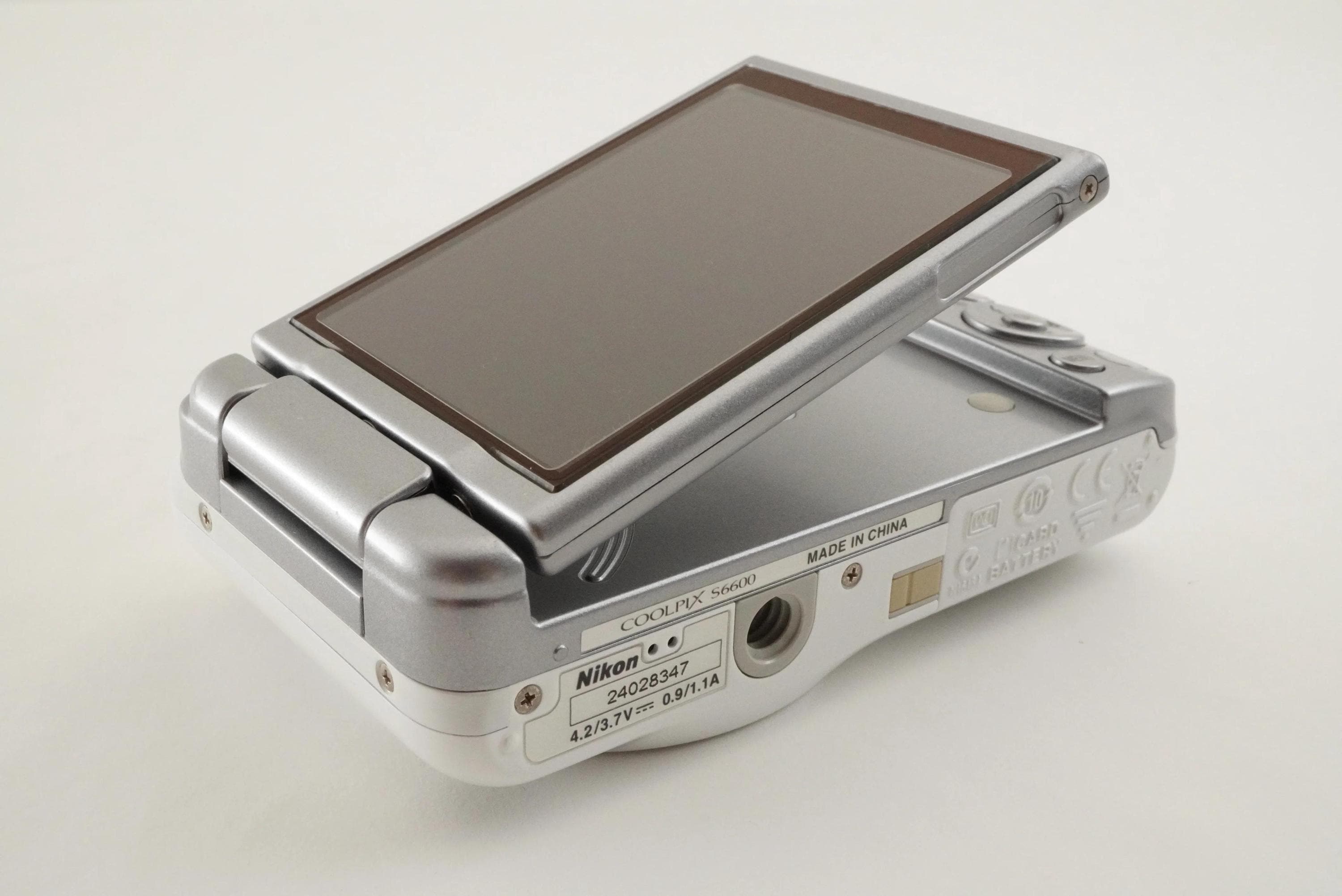 Nikon COOLPIX S6600 White With 4GB Sdhc Card Digital Camera From