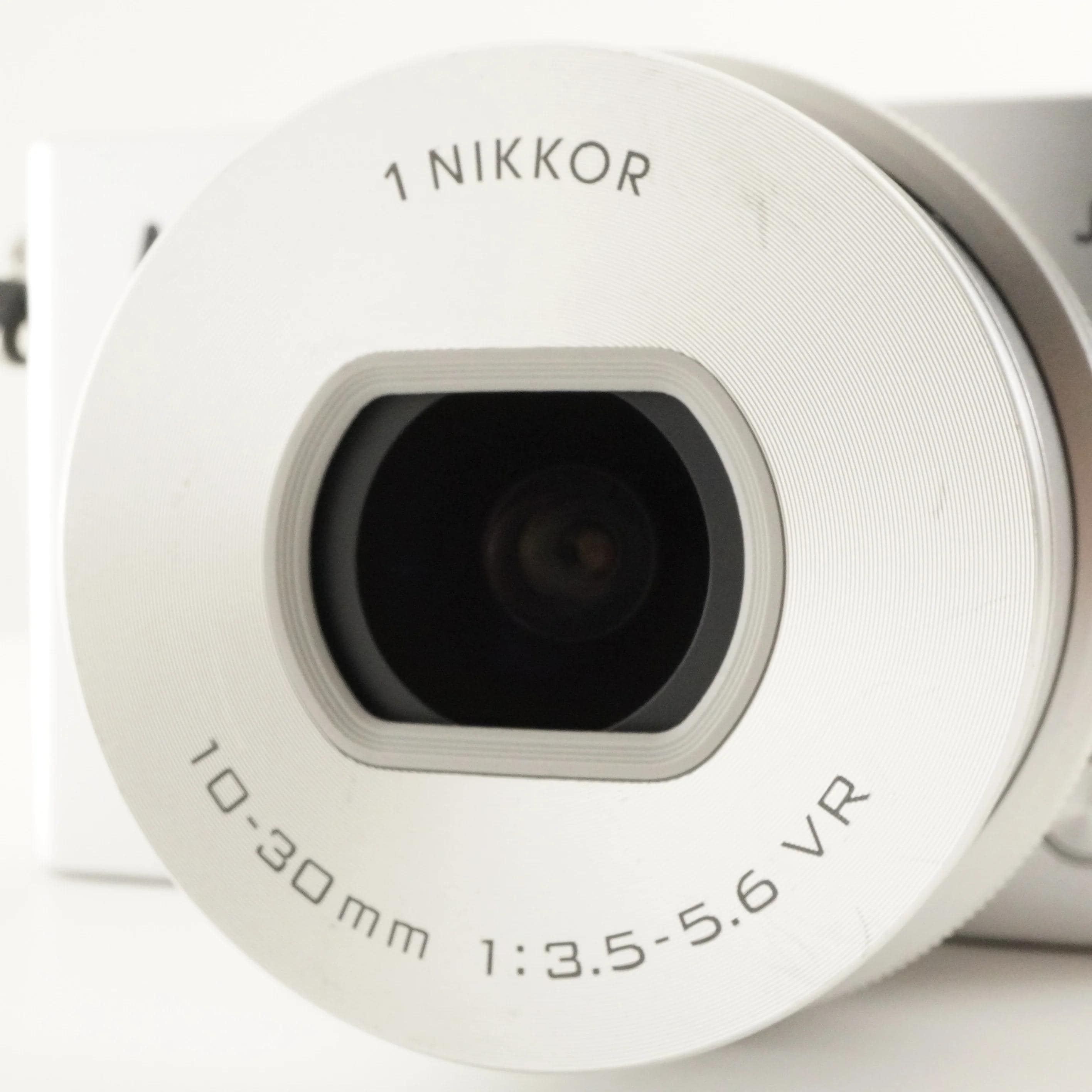 Nikon 1 J4 Silver [3,599 Shots] + 1 NIKKOR 10-30mm 4GB Microsd