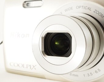 ニコン(Nikon )COOLPIX S4400 シルバー Nikon COOLPIX S4400 Silver in Box &4GB Sdhc Card Digital Camera