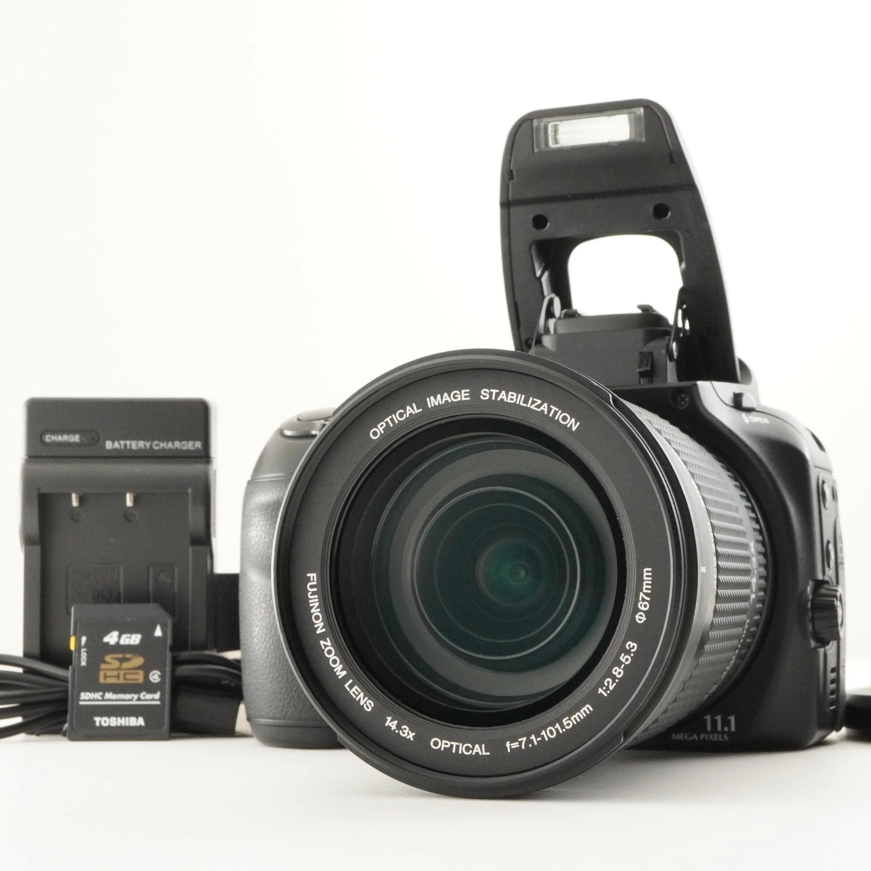 FUJIFILM FinePix S100FS 4GB SDHCカード付きデジタルカメラ（日本製