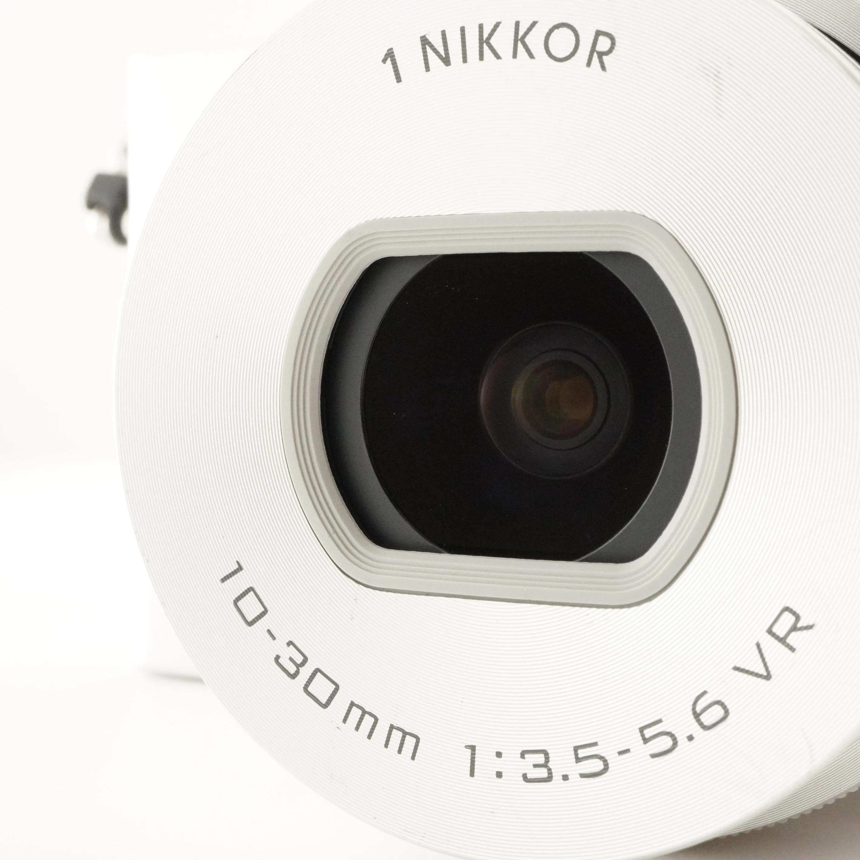 Nikon 1 J4 Silver [3,599 Shots] + 1 NIKKOR 10-30mm + 4GB Microsd