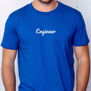 Könnte beinhalten: Ein königsblaues T-Shirt mit dem Wort "Engineer" in weißer kursivschrift.