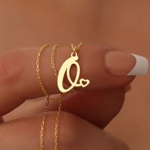 Collar con inicial de oro de 18 quilates y pequeño corazón. Collares con letras personalizadas. Regalos personalizados para dama de honor. Joyas con nombre. Regalos personalizados para ella.