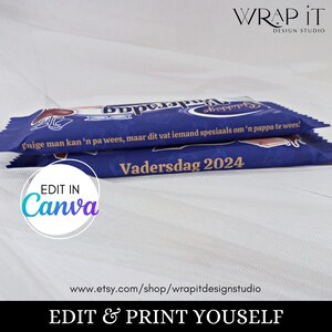 Op de afbeelding: Een blauwe en witte chocolade-reepverpakking met de tekst "Enige man kan 'n pa wees, maar dit vat iemand spesiaals om 'n pappa te wees!" en "Vadersdag 2024". De verpakking is ontworpen om eruit te zien als een populaire chocolade-reep. De tekst "EDIT IN Canva" staat in een cirkel aan de linkerkant van de afbeelding. De tekst "www.etsy.com/shop/wrapitdesignstudio" staat onder de verpakking. De tekst "EDIT & PRINT YOURSELF" staat onderaan de afbeelding.