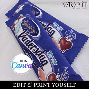 Op de afbeelding: Twee blauwe en witte chocoladeverpakkingen met de tekst "Gelukkige Vaderdag". De verpakkingen bevatten een hart, een bril, een stropdas en een horloge.