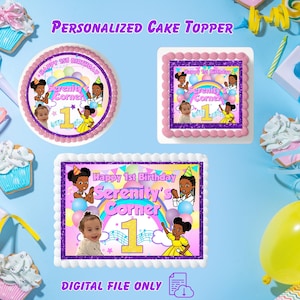 Może przedstawiać: Cyfrowy plik do spersonalizowanej dekoracji tortu z tęczą, chmurami, nutami muzycznymi i tekstem "Happy 1st Birthday Serenity's Corner". Dekoracja zawiera również jedynkę i zdjęcie dziecka.