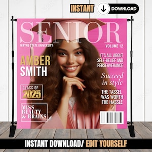 Puede incluir: Un telón de fondo de graduación rosa y dorado con un diseño de portada de revista. La portada presenta una foto de una mujer con una gorra y una bata de graduación. El texto de la portada dice "Senior", "Wayne State University", "Amber Smith", "Class of 2025", "Miss Beauty & Brains", "Volume 12", "It's all about self-belief and perseverance", "Succeed in style", "The tassel was worth the hassle".