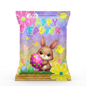Puede incluir: Una bolsa con temática de Pascua con un conejito de dibujos animados sosteniendo un huevo con lunares. La bolsa presenta el texto "HAPPY EASTER" en colores brillantes, junto con ilustraciones de flores, un pollito y mariposas. La bolsa tiene un fondo morado y rosa.