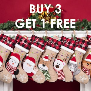 Könnte beinhalten: Sieben Weihnachtsstrümpfe aus Jute mit rot-schwarz karierten Bündchen, jeweils mit einem Namen personalisiert. Die Strümpfe sind mit gestickten Lichterketten, Schneeflocken und Plüschfiguren wie einem Schneemann, Pinguin, Weihnachtsmann und Bären verziert.
