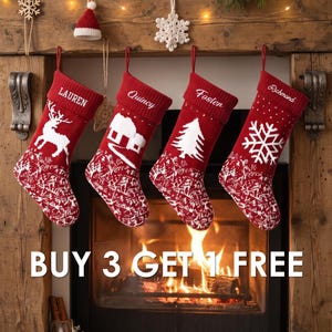 Peut inclure: Quatre chaussettes de Noël en tricot rouge suspendues en rangée, chacune présentant un motif blanc de renne, maison, sapin ou flocon, et personnalisées avec les prénoms Lauren, Quincy, Fosten et Richmond brodés en blanc.