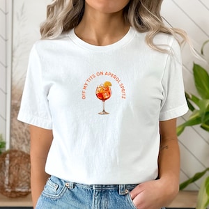 T-shirt Off mes seins sur Aperol Spritz, t-shirt graphique cocktail amusant, chemise décontractée pour boissons d'été, cadeau unique pour les amateurs de cocktails image 1