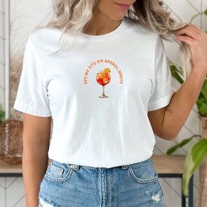 T-shirt Off My Breasts On Aperol Spritz, divertente maglietta grafica da cocktail, camicia casual per drink estivi, regalo unico per gli appassionati di cocktail immagine 2