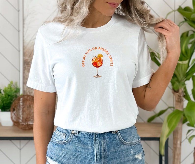 T-shirt Off mes seins sur Aperol Spritz, t-shirt graphique cocktail amusant, chemise décontractée pour boissons d'été, cadeau unique pour les amateurs de cocktails image 2