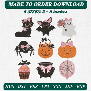 Peut inclure: Un ensemble de motifs de broderie numérique avec neuf icônes d'Halloween : chat noir, chauve-souris, fantôme aux roses, araignée, seau citrouille, citrouille, cupcake, chaudron et toile d'araignée, ornés de nœuds roses. Texte : MADE TO ORDER DOWNLOAD 5 SIZES: 5 - 15 cm et HUS - DST - PES - VP3 - XXX - JEF - EXP.