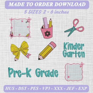 Könnte beinhalten: Ein Stickmuster-Set mit schulbezogenen Grafiken, darunter ein linierter Papierrahmen, ein Stiftebecher, eine Schere, eine gelbe Schleife, ein Bleistift sowie der Text Kinder Garten und Pre-K Grade. Download auf Bestellung in 5-15 cm.