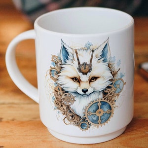 Op de afbeelding: Witte keramische mok met een blauwe en gouden illustratie van een vos met tandwielen en tandwielen. De vos heeft een steampunk-geïnspireerd ontwerp met een metalen hoofddeksel.
