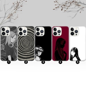 Op de afbeelding: Vijf telefoonhoesjes met manga-stijl illustraties. De hoesjes hebben zwart-wit tekeningen van vrouwen met lang haar, een spiraalvormig ontwerp en een silhouet. De hoesjes zijn zwart, wit en bordeaux.