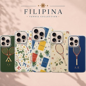 Könnte beinhalten: Fünf Smartphone-Hüllen mit dem Branding der Filipina Tennis Collection. Die Designs umfassen eine dunkelgrüne Hülle mit gekreuzten Tennisschlägern, ein Blumenmuster mit Schlägern, ein Tennisplatz-Gitter, eine cremefarbene Hülle und eine marineblaue Hülle.