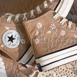 Aangepaste Converse geborduurde schoenen, Converse Chuck Taylor uit de jaren 70, Converse aangepaste kleine bloem/kleine bloem borduurwerk afbeelding 3