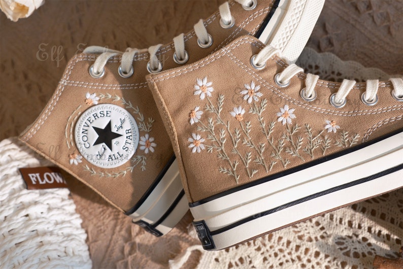 Aangepaste Converse geborduurde schoenen, Converse Chuck Taylor uit de jaren 70, Converse aangepaste kleine bloem/kleine bloem borduurwerk afbeelding 3