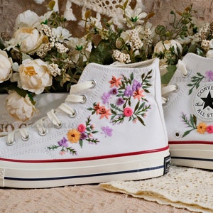 Aangepaste Converse geborduurde schoenen, Converse Chuck Taylor uit de jaren 70, Converse aangepaste kleine bloem/kleine bloem borduurwerk afbeelding 3