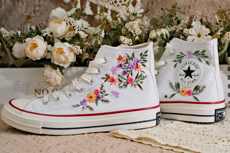 Aangepaste Converse geborduurde schoenen, Converse Chuck Taylor uit de jaren 70, Converse aangepaste kleine bloem/kleine bloem borduurwerk afbeelding 3
