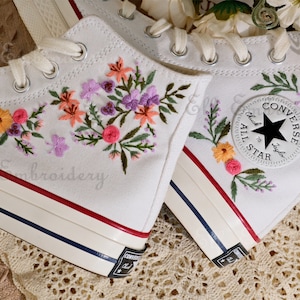 Aangepaste Converse geborduurde schoenen, Converse Chuck Taylor uit de jaren 70, Converse aangepaste kleine bloem/kleine bloem borduurwerk afbeelding 1