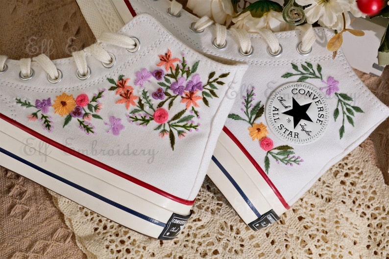 Aangepaste Converse geborduurde schoenen, Converse Chuck Taylor uit de jaren 70, Converse aangepaste kleine bloem/kleine bloem borduurwerk afbeelding 1