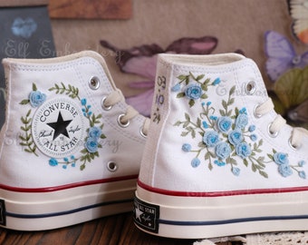Op maat geborduurde Converse-bruiloft uit de jaren 70: schoenen met roze en blauwe bloemen