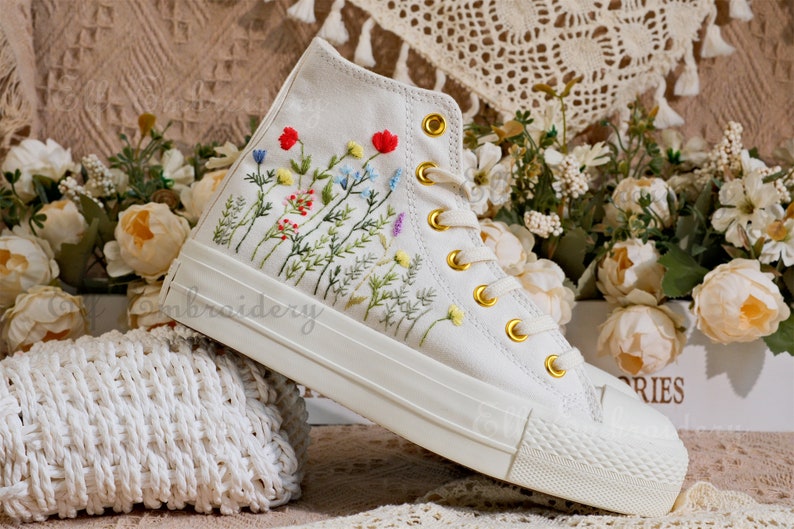 Kundenspezifische converse gestickte Schuhe, 1970er Jahre Chuck Taylor, kleine Blume / kleine Blumenstickerei Bild 3