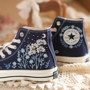 Chuck Taylor Converse brodée personnalisée des années 1970 : motif floral