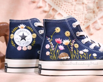 ハリネズミの花刺繍 / カスタマイズデザイン / 刺繍入りコンバーススニーカー / 動物好きの方へのギフト