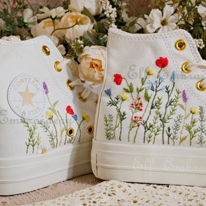 Kundenspezifische converse gestickte Schuhe, 1970er Jahre Chuck Taylor, kleine Blume / kleine Blumenstickerei Bild 1