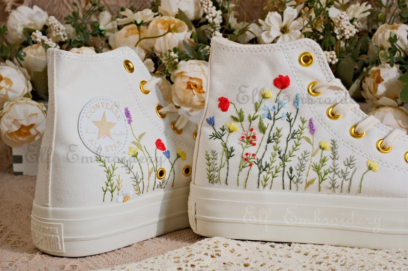 Kundenspezifische converse gestickte Schuhe, 1970er Jahre Chuck Taylor, kleine Blume / kleine Blumenstickerei Bild 1