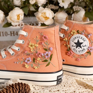 Converse personalizado dos anos 70: tênis florais bordados à mão