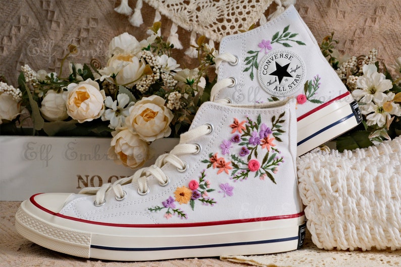 Aangepaste Converse geborduurde schoenen, Converse Chuck Taylor uit de jaren 70, Converse aangepaste kleine bloem/kleine bloem borduurwerk afbeelding 9