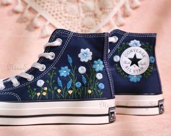 Blauw verloop bloemenborduurwerk Aangepast borduurwerk Geborduurde Converse-sneakers Huwelijkscadeaus Bloemenborduurwerk Petite bloemborduurwerk