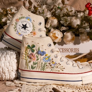 Kundenspezifische converse gestickte Schuhe, 1970er Jahre Chuck Taylor, kleine Blume / kleine Blumenstickerei