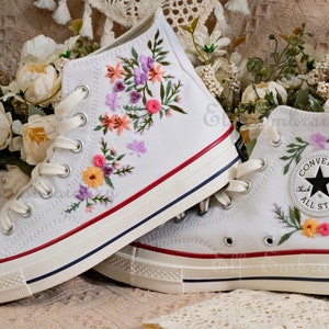 Aangepaste Converse geborduurde schoenen, Converse Chuck Taylor uit de jaren 70, Converse aangepaste kleine bloem/kleine bloem borduurwerk afbeelding 4