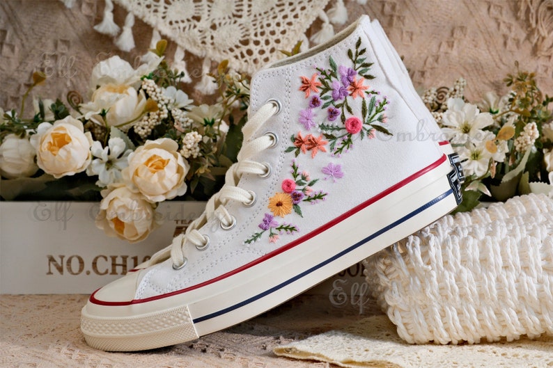 Aangepaste Converse geborduurde schoenen, Converse Chuck Taylor uit de jaren 70, Converse aangepaste kleine bloem/kleine bloem borduurwerk afbeelding 8