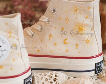 Converse bordados personalizados: Estrella dorada, Luna y luz de estrellas Chuck Taylor de los años 70