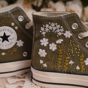 Tênis Converse personalizados com bordado, estilo anos 70: modelo com estampa floral.