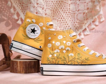White Daisy Embroidered Converse Sneakers / Custom Converse Sneakers / Custom Floral Patterns / Bee Embroidery / Christmas Gifts