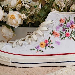 Aangepaste Converse geborduurde schoenen, Converse Chuck Taylor uit de jaren 70, Converse aangepaste kleine bloem/kleine bloem borduurwerk afbeelding 5