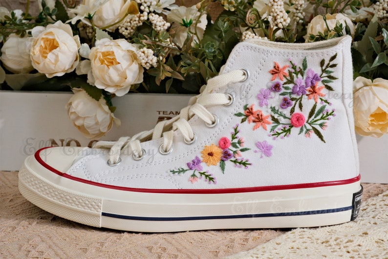 Aangepaste Converse geborduurde schoenen, Converse Chuck Taylor uit de jaren 70, Converse aangepaste kleine bloem/kleine bloem borduurwerk afbeelding 5