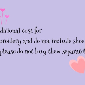 Puede incluir: Un fondo morado claro con corazones rosas. El texto dice: "Costo adicional por bordado y no incluye zapatos, por favor no los compre por separado."