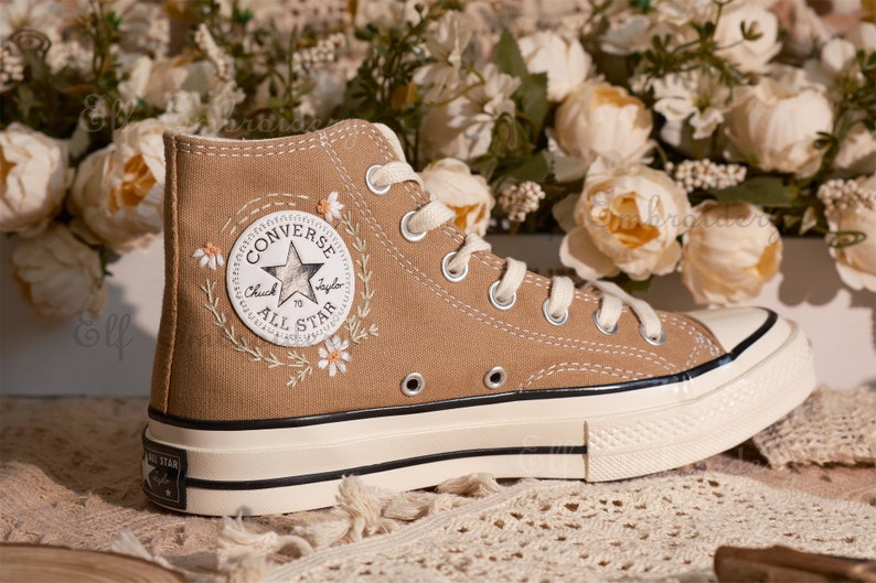 Aangepaste Converse geborduurde schoenen, Converse Chuck Taylor uit de jaren 70, Converse aangepaste kleine bloem/kleine bloem borduurwerk afbeelding 4