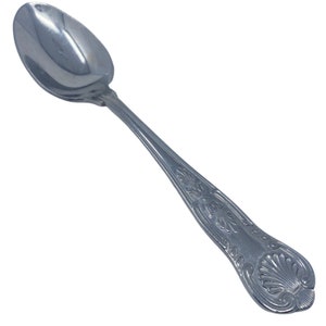 Peut inclure: Une cuillère en argent avec un manche orné d'un motif détaillé. La cuillère a un bol arrondi et un manche long et fin.