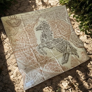 Raro pañuelo Hermès 90 “La Cité Cavalière by Octave Marsal” Crème Tabac – Carré de mapa de seda coleccionable – Nuevo con etiqueta y caja – Difícil de encontrar